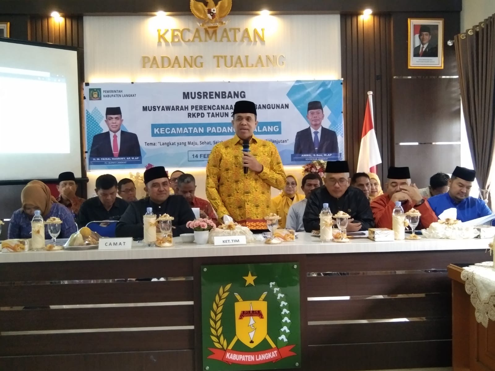 Pj Bupati Langkat, H.M. Faisal Hasrimy, AP, M.AP, secara resmi membuka Musyawarah Perencanaan Pembangunan (Musrenbang) Kecamatan Padang Tualang dalam rangka penyusunan Rencana Kerja Pemerintah Daerah (RKPD) Tahun 2026. Acara yang digelar di Aula Kantor Kecamatan Padang Tualang pada Jumat (14/2/2025) ini bertujuan untuk menyerap aspirasi masyarakat dan menentukan skala prioritas pembangunan daerah.