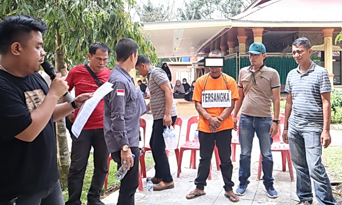 Polres Langkat menggelar rekontruksi kasus pembunuhan Sujarwo yang menyelingkuhi istri pelaku, di Mapolres Langkat, Rabu (19/2/2025).