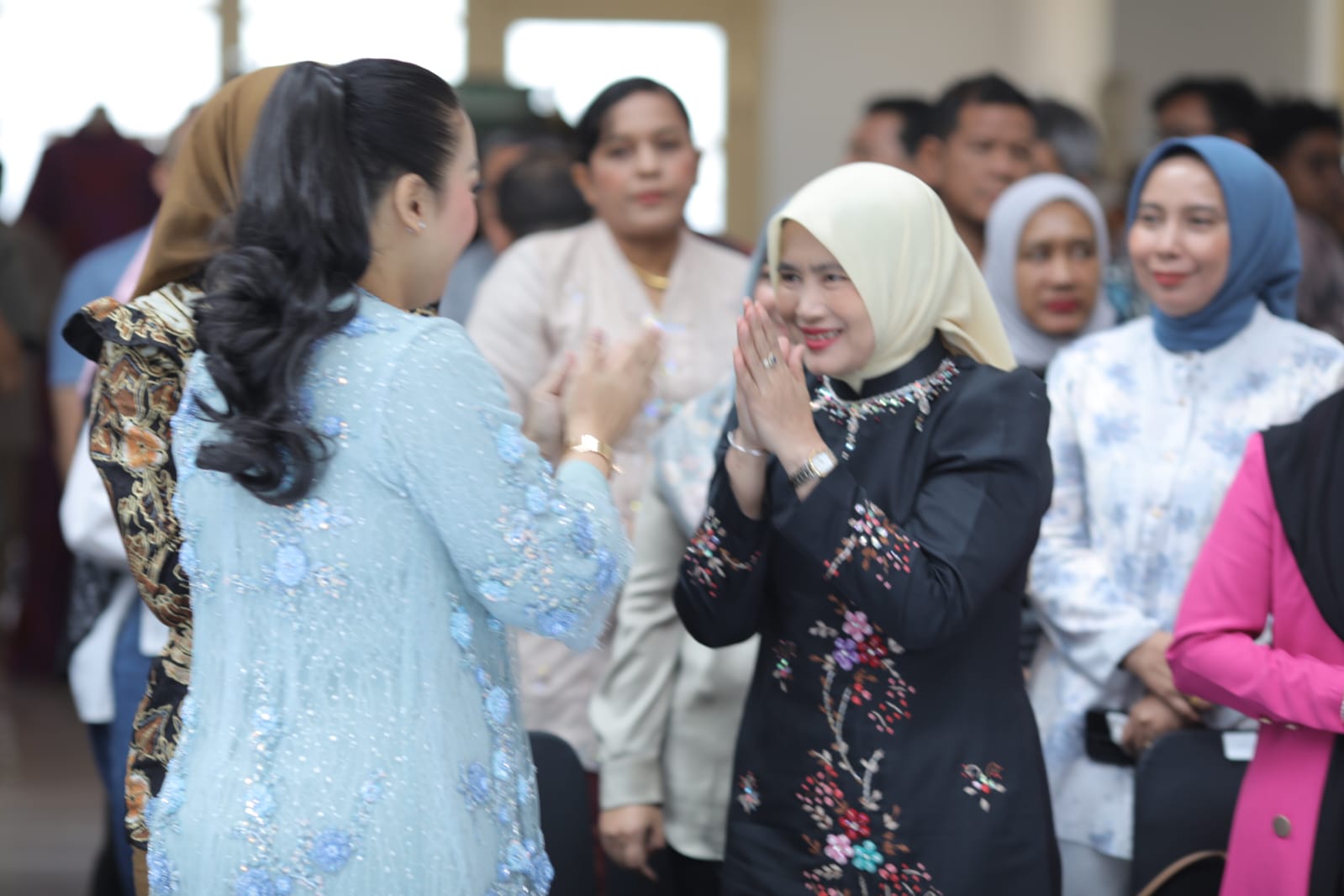 Ketua PKK Asahan Ny Yusnila Indriati Taufik mengikuti penutupan Medan Raya Fashion Week (MRFW) di Gedung Waren Whuis Medan, Minggu (23/3/2025).