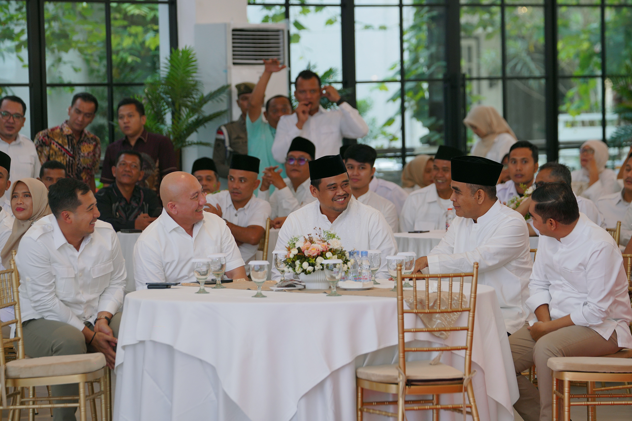 Gubernur Sumatera Utara (Sumut) Muhammad Bobby Afif Nasution menghadiri Silaturahmi dan Buka Puasa Bersama Partai Gerindra Sumut, acara ini dihadiri Ketua MPR RI yang juga Sekretaris Jenderal DPP Partai Gerindra Ahmad Muzani, serta para pengurus serta kader Partai Gerindra Sumut di Jalan Sakit Lubis Nomor 85 Medan, Kamis (20/3).