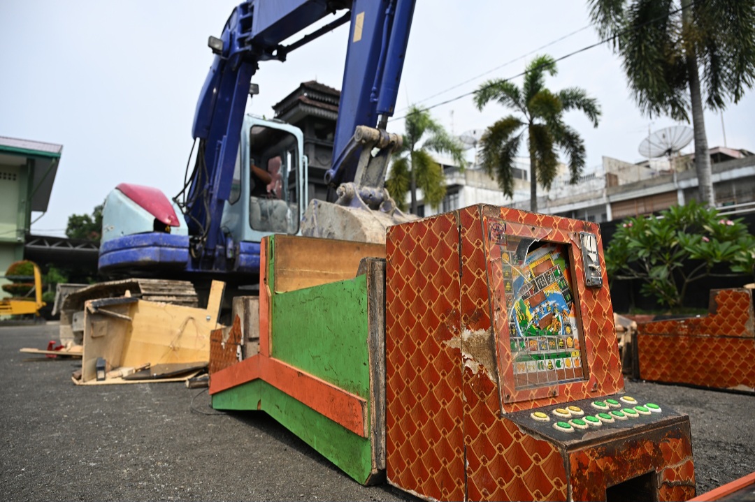 Gubernur Sumatera Utara Muhammad Bobby Afif Nasution bersama Pangdam I/BB Rio Firdianto, Kapolda Sumut Whisnu Hermawan Februanto, serta unsaur Forkopimda Sumut lainnya melakukan pemusnahan mesin judi menggunakan palu, serta menyaksikan pemusnahan dengan menggunakan alat berat, pada acara Pemusnahan Barang Hasil Temuan Razia yang dilaksanakan Kodam I/BB tahun 2025 di Mapomdam I/BB, Jalan Sena Nomor 17 Medan, Kamis (20/3).