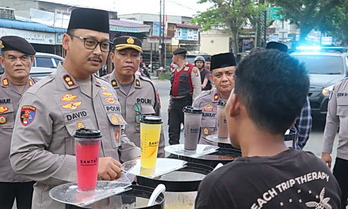 Viralnya informasi adanya oknum-oknum ormas tertentu memaksa para pedagang takjil melakukan pungli dengan modus dipaksa membayar parkir, mendapat atensi serius dari Kapolres Langkat AKBP David Triyo Prasojo SH SIK MSi.
