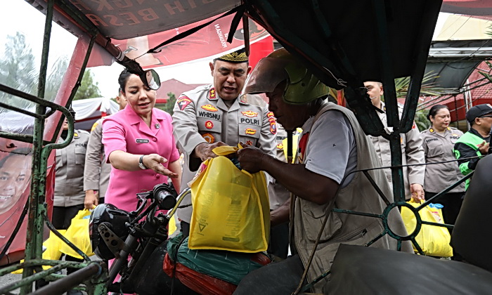 Polda Sumut menggelar kegiatan Bazar Ramadhan Polri Presisi dan Bansos Bhayangkari 2025 yang dihadiri langsung Kapolda Sumut Irjen Pol Whisnu Hermawan Februanto, Ketua Bhayangkari Sumut, para Pejabat Utama (PJU) Polda Sumut, serta pengurus Bhayangkari Sumut.