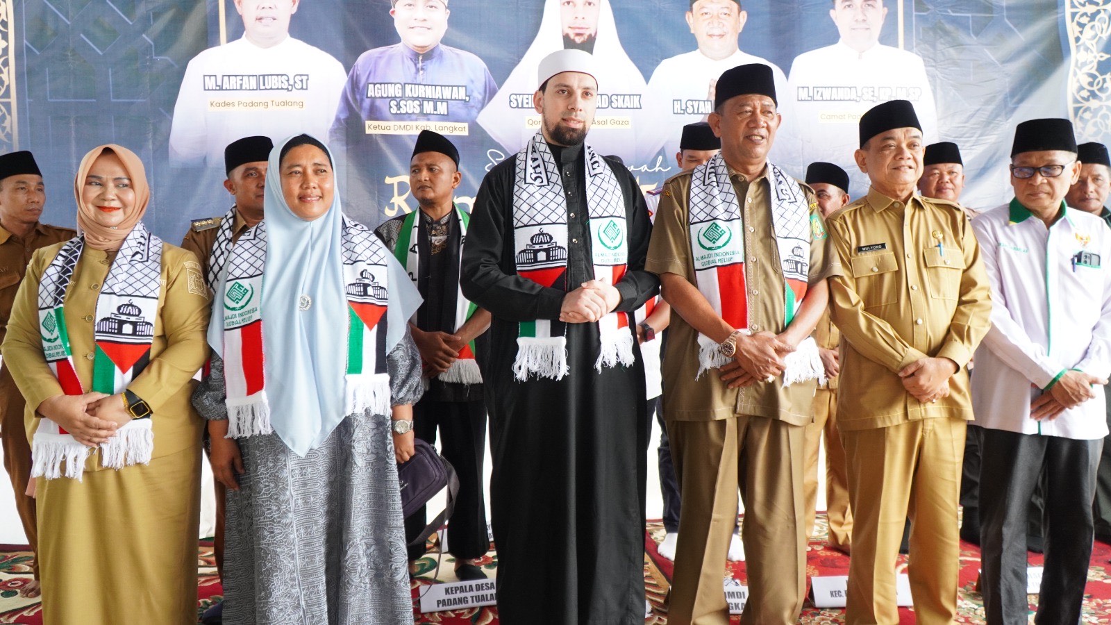 Bupati Langkat H. Syah Afandin, SH, bersama Wakil Bupati Langkat Tiorita Br Surbakti, SH, dan Ketua TP PKK Kabupaten Langkat Ny. Endang Syah Afandin menghadiri acara Tabligh Akbar Ramadhan Kareem serta penggalangan donasi untuk Palestina. Kegiatan ini berlangsung di Masjid Nurul Hidayah, Desa Padang Tualang, Kecamatan Padang Tualang, yang diselenggarakan oleh Dunia Melayu Dunia Islam (DMDI) Kabupaten Langkat. Senin (10/3/2025).
