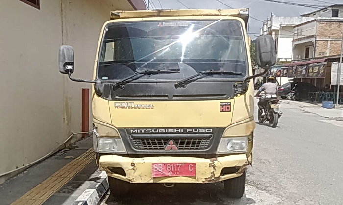 Mobil plat merah jenis dump truck milik Dinas PUTR Samosir ditilang dan ditahan Satuan Lalu Lintas (Satlantas) Polres Samosir
