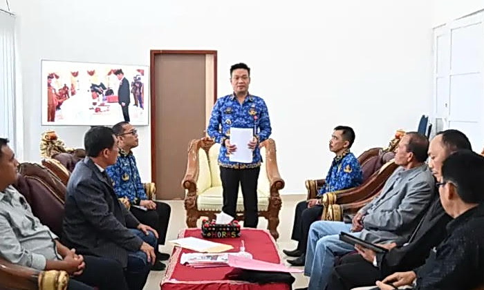 Bupati Humbang Hasundutan Dr Oloan P Nababan didampingi Sekda Chiristison Marbun, Kesbangpol Ferry J Sitorus SSos MAP menerima audiensi pengurus Asosiasi Kontraktor Garda Pembangunan Nasional (Gapeknas) Humbahas