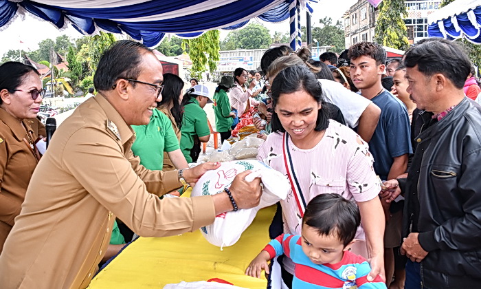 Warga Pangururan tampak antusias yang luar biasa saat mengantri untuk mendapatkan sembako di Gerakan Pangan Murah, di Taman Sitolu Hae Horbo, Pangururan, Rabu (18/3/2025).