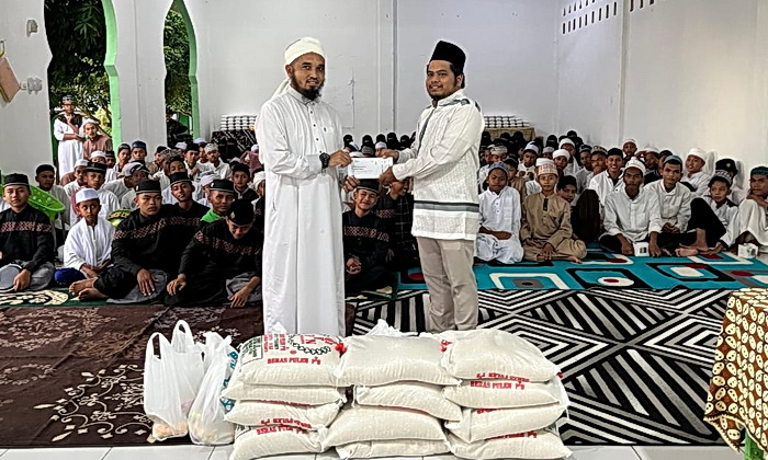 PLN Unit Layanan Pelanggan (ULP) Aek Nabara bersama dengan Yayasan Baitul Maal (YBM) PLN UP3 Rantauprapat memberikan santunan kepada 75 anak-anak Panti Asuhan Pondok Pesantren Raudhatul Ulum.
