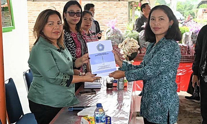 TP PKK Kabupaten Humbahas melaksanakan supervisi desa percontohan di Desa Sibuntuon Parpae Kecamatan Lintongnihuta dengan kategori 'posyandu' dan di Desa Siborutorop Kecamatan Paranginan dengan kategori 'tertib administrasi', Jumat (21/3/2025).