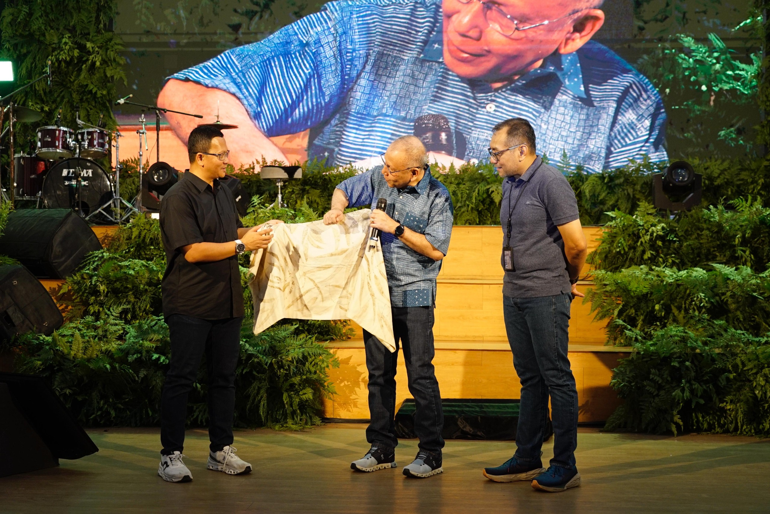 VP Sustainability Telkom Gunawan Wasisto Ciptaning Andri (kiri), Pj. Sekretaris Daerah Provinsi Sumatera Utara M. A. Effendy Pohan, M.Si (tengah), dan EVP Telkom Regional 1 Dwi Pratomo Juniarto (kanan) pada acara GoZero% Goes to Medan "Roaring for Change, Bergerak Bersama, Membawa Perubahan untuk Bumi” yang diselenggarakan di Pos Bloc Medan, pada Sabtu (26/4).