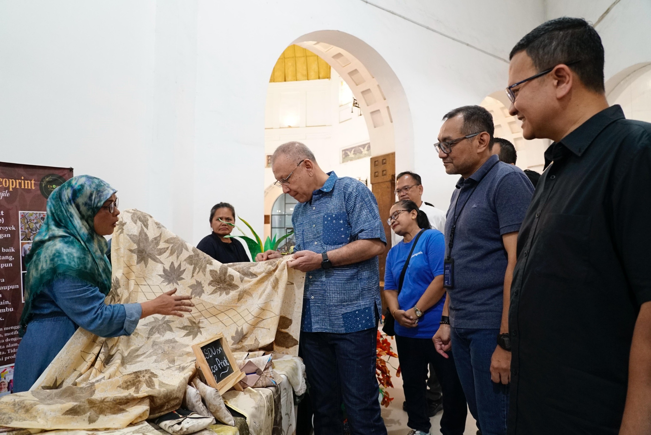 Pj. Sekretaris Daerah Provinsi Sumatera Utara M. A. Effendy Pohan, M.Si (kiri), EVP Telkom Regional 1 Dwi Pratomo Juniarto (tengah), dan VP Sustainability Telkom Gunawan Wasisto Ciptaning Andri (kanan) saat mengunjungi bazar UMK pada acara GoZero% Goes to Medan "Roaring for Change, Bergerak Bersama, Membawa Perubahan untuk Bumi” yang diselenggarakan di Pos Bloc Medan, pada Sabtu (26/4).
