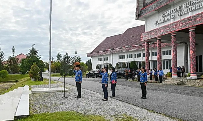 Bupati Humbang Hasundutan Dr Oloan Paniaran Nababan mengapresiasi Pelaksanaan Upacara Hari Kesadaran Nasional (HKN) di Humbahas, Kamis (17/4/2025).