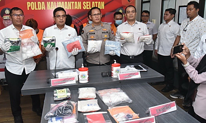 Direktorat Reserse Narkoba Polda Kalimantan Selatan berhasil membongkar jaringan narkoba lintas Kalimantan dan Sulawesi yang dikendalikan seorang operator terafiliasi gembong narkotika internasional Fredy Pratama.