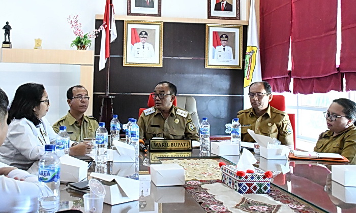 Wakil Bupati Samosir Ariston Tua Sidauruk SE MM menerima kunjungan Tim Pemeriksa dari Badan Pemeriksa Keuangan (BPK) RI Perwakilan Provinsi Sumatera Utara, di ruang kerjanya, Senin (14/4/2025).