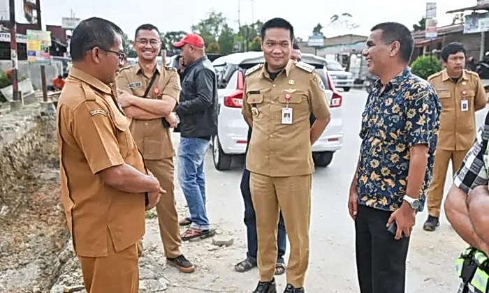 Bupati Humbahas Dr Oloan Paniaran Nababan meninjau langsung proses perbaikan drainase di depan Simpang Bakkara (Hotel Grand Maju), Senin (21/4/2025).