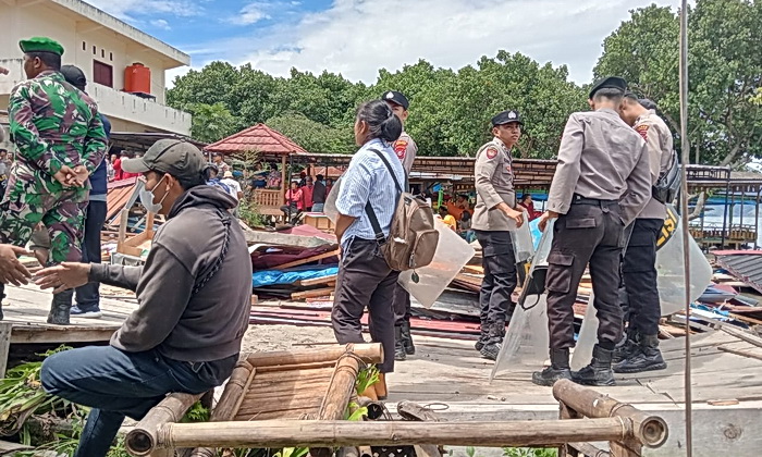 Proses eksekusi objek perkara di Huta Parmonangan Parbaba, Desa Huta Bolon, Kecamatan Pangururan, Kabupaten Samosir, Rabu (16/4/2025), berlangsung ricuh