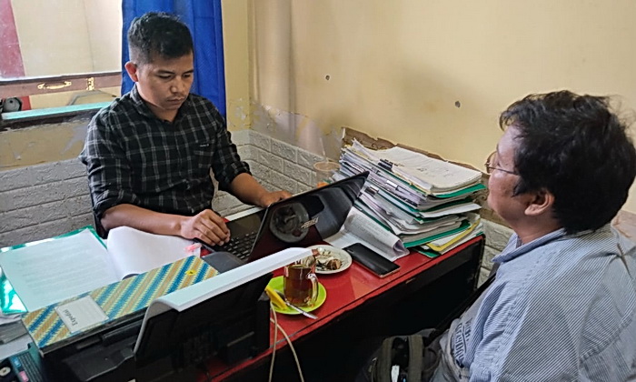 Ketua SMSI Samosir Tetty Naibaho, memberikan keterangan resmi kepada penyidik di ruang Tindak Pidana Tertentu (Tipidter) Polres Samosir, Selasa (22/4/2025).