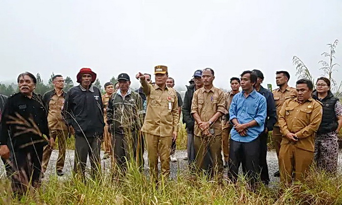 Bupati Humbahas meninjau lokasi rencana pembangunan Unit Sekolah Baru (USB) dan Puskesmas Pembantu (Pustu) di Desa Siborboron Kecamatan Sijamapolang, Senin (14/4/2025).