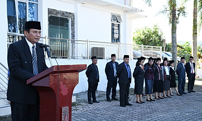 Pemkab Samosir memperingati Hari Otonomi Daerah XXIX Tahun 2025 dengan menggelar upacara di halaman Kantor Bupati Samosir, Jumat (25/4/2025).