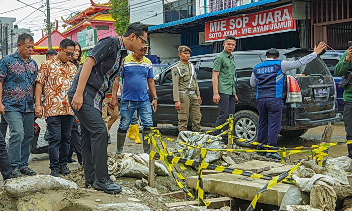 Wali Kota Medan Rico Tri Putra Bayu Waas, Kamis (24/4/2025), turun langsung ke lapangan untuk mengecek kondisi Jalan Sunggal yang rusak, persisnya depan Pasar Sunggal, Kelurahan Sunggal, Kecamatan Medan Sunggal.