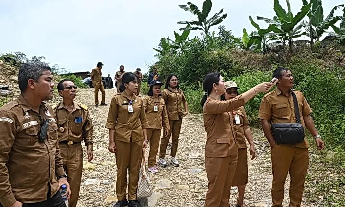 Wakil Bupati Humbahas Junita Rebeka Marbun SH MAP melaksanakan dengar pendapat dengan masyarakat Desa Sihas Toruan, Kecamatan Tarabintang Selasa (15/4/2025).