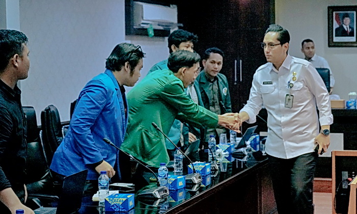 Wali Kota Medan Rico Tri Putra Bayu Waas melakukan pertemuan dengan aliansi Badan Eksekutif Mahasiswa (BEM) se-Kota Medan di Balai Kota, Rabu (21/5/2025).