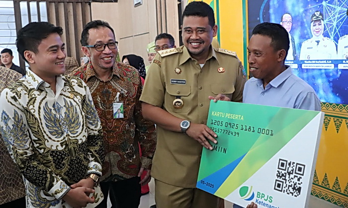 Gubsu Bobby Afif Nasution dan pimpinan DPRD Sumut Ricky Anthony, menyerahkan 1.600 BPJS Ketenagakerjaan bagi nelayan Langkat, Selasa (6/5/2025)