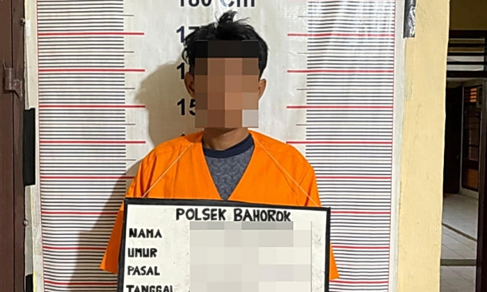 Seorang pria berinisial DZ (32) warga Desa Namotongan Kecamatan Kutambaru Kabupaten Langkat, tak berkutik saat diamankan jajaran Reskrim Polsek Bahorok saat sedang nongkrong di sebuah warung di Desa Sampe Raya Kecamatan Bahorok.