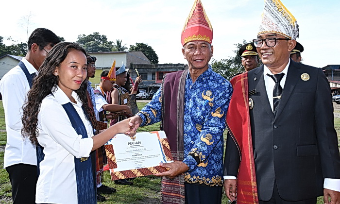 Wakil Bupati Samosir Ariston Tua Sidauruk SE MM bertindak selaku pembina upacara pada Peringatan Hari Pendidikan Nasional tingkat Kabupaten Samosir Tahun 2025, di Tanah Lapang Pangururan, Jumat (2/5/2025).