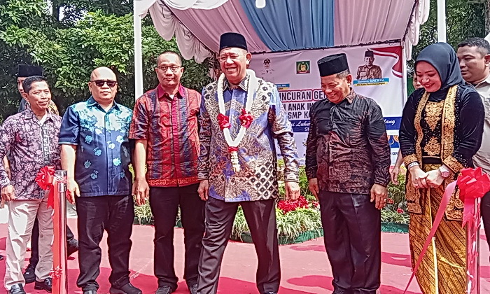 Bupati Langkat H Syah Afandin SH meresmikan program unggulan '7 Kebiasaan Anak Indonesia Hebat' pada puncak Peringatan Hari Pendidikan Nasional (Hardiknas) 2025, di SMP Negeri 1 Binjai Desa Kwala Begumit Kecamatan Binjai Kabupaten Langkat, Sabtu (3/5/2025).