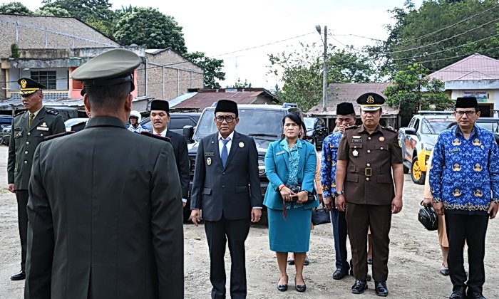 Wakil Bupati Samosir Ariston Tua Sidauruk bertindak sebagai Inspektur upacara peringatan hari Kebangkitan Nasional tingkat Kabupaten Samosir di Tanah Lapang Pangururan, Selasa (20/5/2025).
