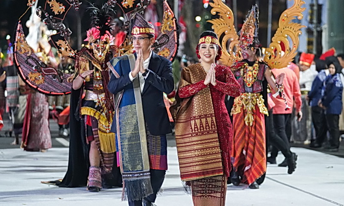Kompak mengenakan pakaian Adat Suku Toba, Wali Kota Medan Rico Waas dan Ketua TP PKK Kota Medan Airin Rico Waas turut serta dalam Pagelaran Karnaval Budaya, Jumat (9/5/2025).