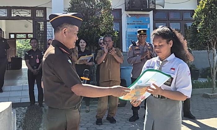 Kejaksaan Negeri Samosir melakukan kegiatan 'Jaksa Masuk Sekolah' di SMA Negeri 1 Ronggur Nihuta, Selasa (27/5/2025).