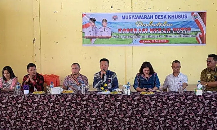 Bupati Humbahas Dr Oloan P Nababan menghadiri musyawarah desa khusus (musdesus) dalam rangka pembentukan Koperasi Merah Putih, bertempat di Sopo Godang HKBP Tipang, Kamis (22/5/2025).