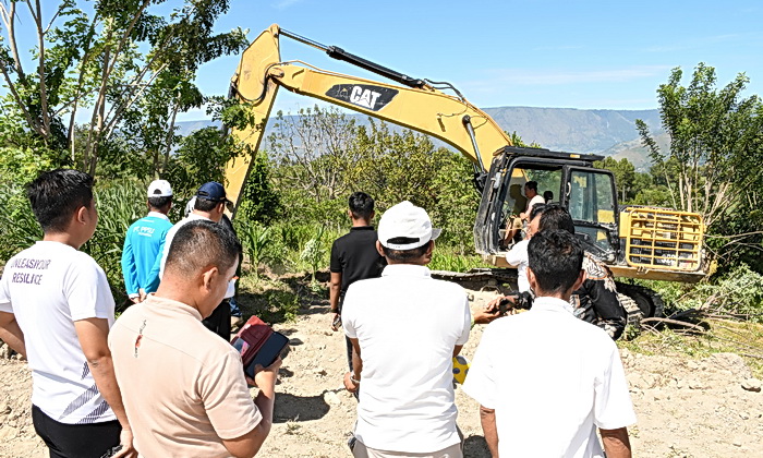 Wakil Bupati Samosir Ariston Tua Sidauruk memonitoring langsung pembukaan Jalan Pangururan by Pass, Kamis (28/5/2025).