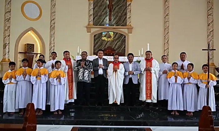 Bupati Humbahas Dr Oloan P Nababan menghadiri Perayaan Paskah dan Pesta Pelindung Gereja Paroki Santo Fidelis Doloksanggul, Minggu (27/4/2025)