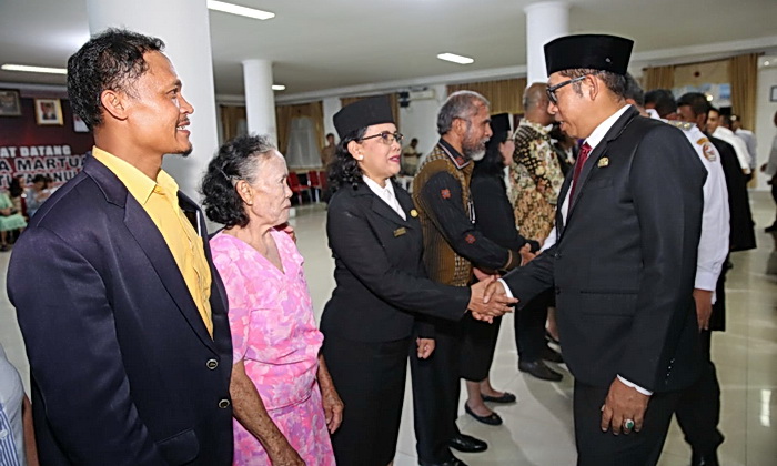 Bupati Taput Jonius Taripar Parsaoran Hutabarat (JTP) pada kurun waktu 3 bulan pemerintahannya, mengambil sumpah jabatan dan melantik 16 pejabat administrator
