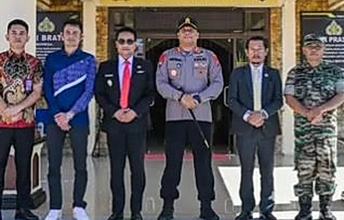 Bupati Humbahas Dr Oloan Paniaran Nababan didampingi bersama Ketua TP PKK Erma Oloan P Nababan menyambut Kapolres Humbahas yang baru