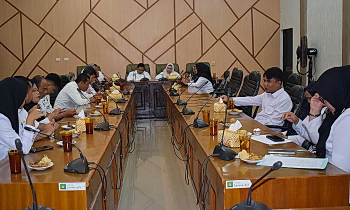Sekretariat DPRD Langkat menggelar acara perpisahan untuk menghargai dan sebagai bentuk penghormatan terhadap pengabdian bagi Pegawai Negeri Sipil (PNS) yang bertugas di Sekretariat DPRD Kabupaten Langkat yang memasuki masa purna bhakti (pensiun), Rabu (7/5/2025).