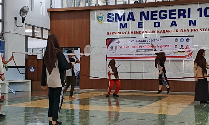 Salah satu sekolah yang mengutamakan prestasi dan kedekatan para guru dengan siswa/i, adalah SMAN 10 Medan Jalan Tilak No 108, Sei Rengas I, Kecamatan Medan Kota, Kota Medan.