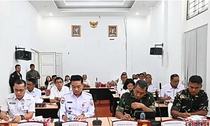 Bupati Humbahas Dr Oloan P Nababan bersama kepala daerah di Kawasan Danau Toba termasuk Gubernur Sumut Bobby Nasution, Rektor Del dan Peneliti Eceng Gondok rapat bersama pembahasan tentang eceng gondok, keramba, sampah dan lainnya