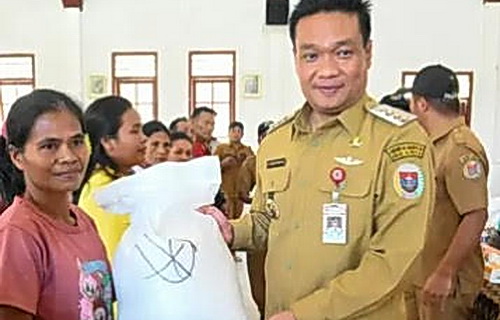 Bupati Dr Oloan P Nababan bersama anggota DPRD Guntur Sariaman Simamora menyerahkan bantuan beras cadangan Pemkab Humbahas untuk warga