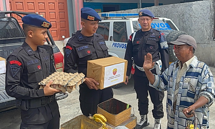Satuan Brimob Polda Sumut melalui Batalyon-A Pelopor memberikan kejutan tak terduga kepada masyarakat dalam kegiatan bertajuk 'Minggu Kasih: Peduli Sesama'