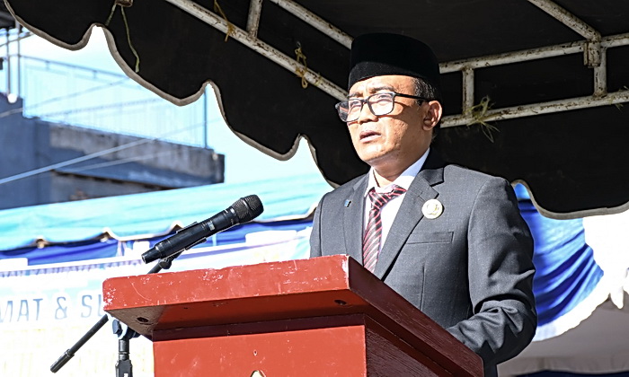 Wakil Bupati Samosir Ariston Tua Sidauruk bertindak sebagai Inspektur Upacara Peringatan Hari Lahir Pancasila Tingkat Kabupaten Samosir di Tanah Lapang Pangururan, Senin (2/6/2025).
