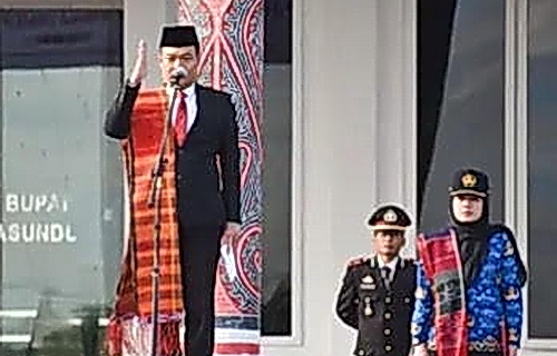 Bupati Humbang Hasundutan Dr Oloan Paniaran Nababan pimpin Upacara Peringatan Hari Lahir Pancasila Tahun 2025 di halaman Perkantoran Bukit Inspirasi Doloksanggul, Minggu (1/6/2025).