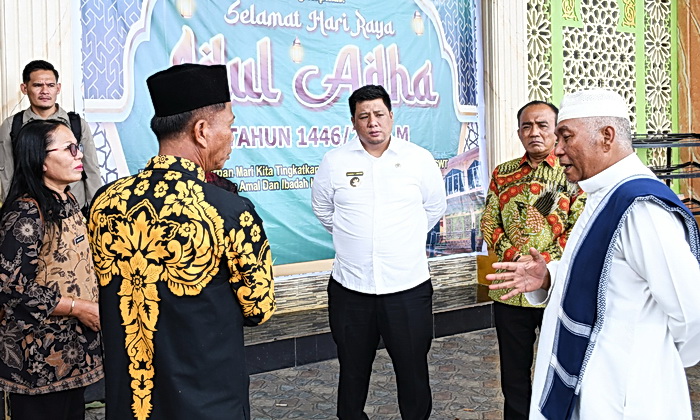 Bupati Samosir Vandiko Timotius Gultom ST bersama Wakil Bupati Ariston Tua Sidauruk SE MM menyerahkan hewan kurban bagi Umat Muslim Kabupaten Samosir dalam rangka menyambut Hari Raya Idul Adha 1446 H/Tahun 2025.