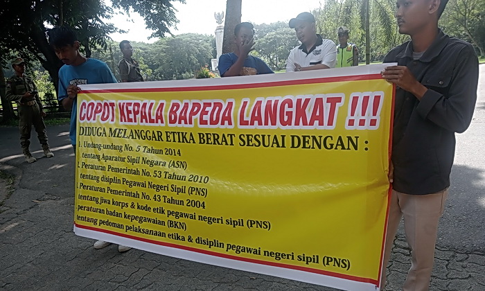 Kepala Badan Perencanaan Pembangunan Daerah (Bappeda) Litbang Kabupaten Langkat Rina Wahyuni Marpaung, kembali menjadi sasaran aksi demo sejumlah aktivis mahasiswa, Selasa (2/6/2025).