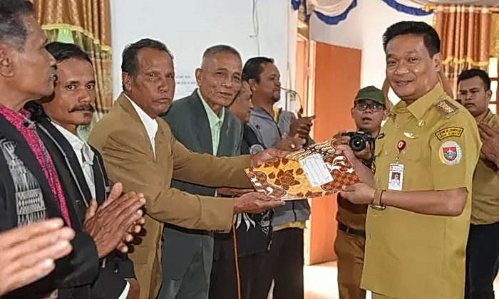 Bupati Humbang Hasundutan Dr Oloan P Nababan melepas Anak PAUD Lobutolong untuk masuk kejenjang pendidikan yang lebih tinggi yaitu sekolah dasar (SD), Selasa (10/6/2025), di Desa Lobutolong, Kecamatan Paranginan.