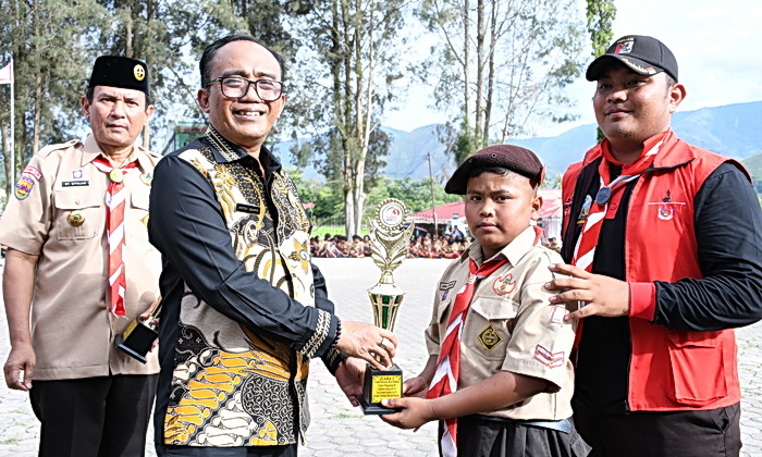 Jambore Cabang IV dan Kemah Budaya VI Kwartir Cabang (Kwarcab) Gerakan Pramuka Samosir Tahun 2025 resmi ditutup Wakil Bupati Ariston Tua Sidauruk, di Halaman Kantor Bupati Samosir, Sabtu (31/5/2025).