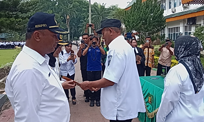 Bupati Langkat H Syah Afandin SH didampingi Wakil Bupati Langkat Tiorita Br Surbakti, melantik dan menyerahkan SK sebanyak 1.427 ASN Pegawai Pemerintahan dengan Perjanjian (PPPK) Angkatan 2024, di Lapangan Upacara Kantor Bupati Langkat, Rabu (16/6/2025).